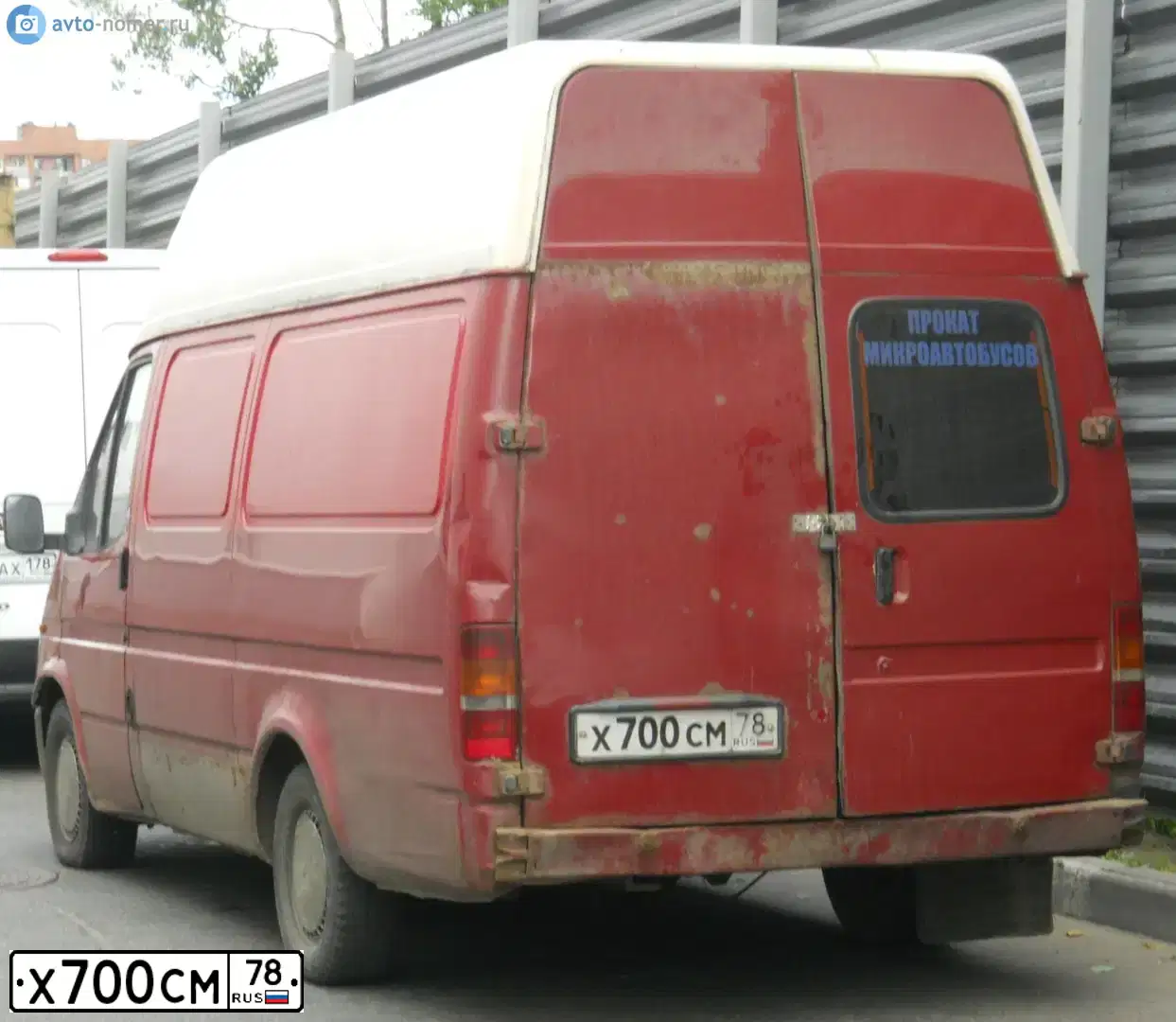 Фото автомобиля FORD TRANSIT, 1989 — госномер Х700СМ78. Цвет: Красный