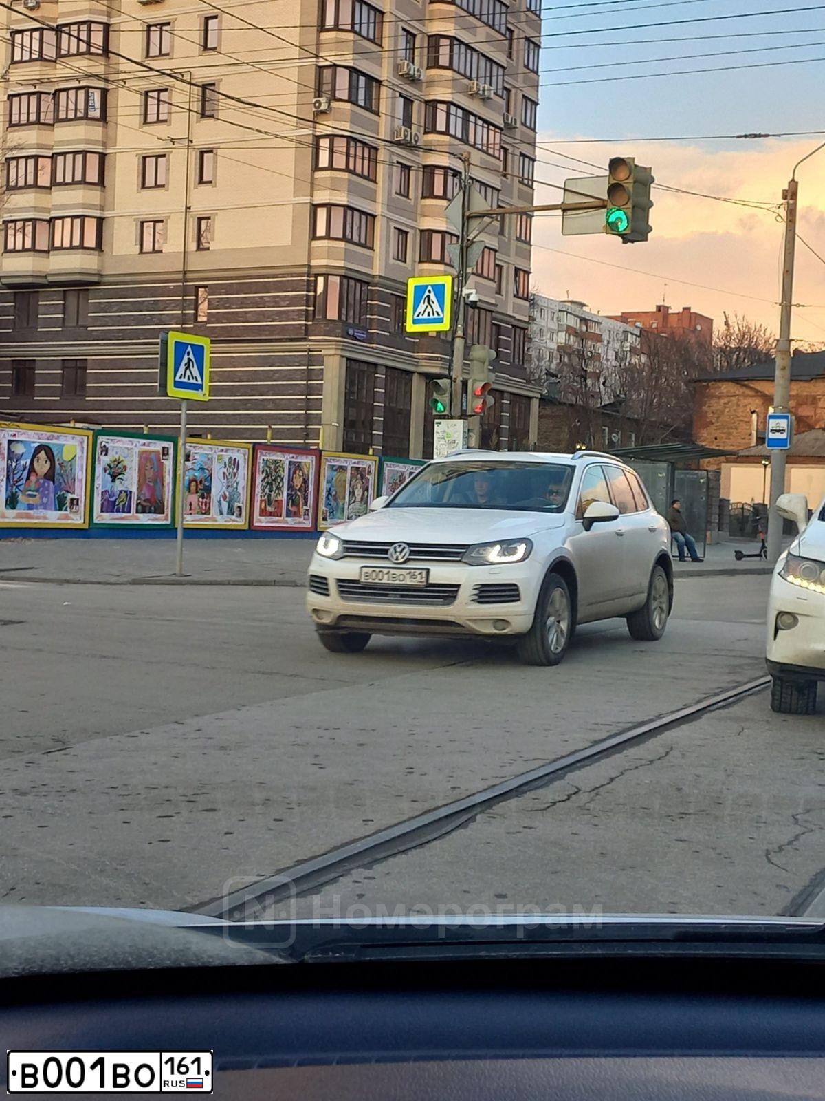 Фото автомобиля VOLKSWAGEN TOUAREG, 2012 — госномер В426УМ01. Цвет: БЕЛЫЙ