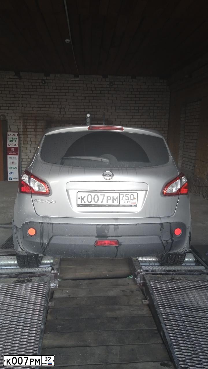 Фото автомобиля NISSAN QASHQAI, 2010 — госномер К007РМ750. Цвет: Серебристый