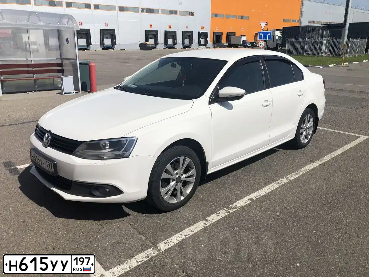 Фото автомобиля AUDI A3, 2018 — госномер Е582НК799. Цвет: СЕРЫЙ