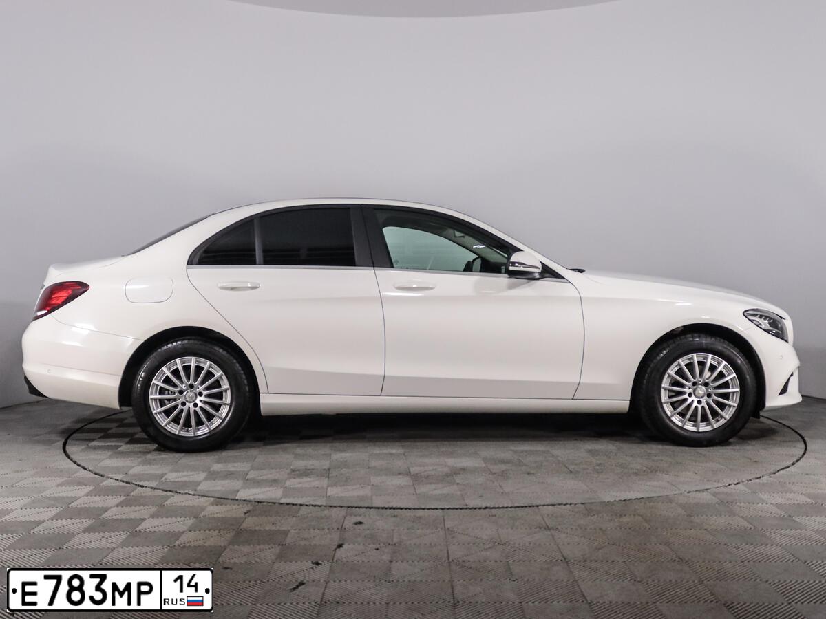 Фото автомобиля MERCEDES C-KLASSE, 2019 — госномер М012УУ60. Цвет: Белый