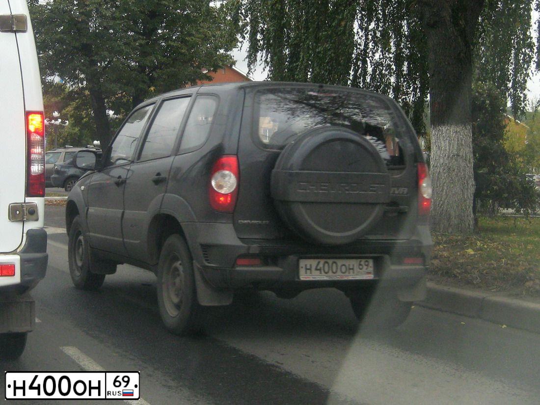 Фото автомобиля CHEVROLET NIVA, 2011 — госномер Н400ОН69. Цвет: Темно-серый металлик