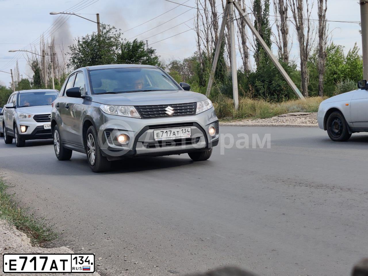 Фото автомобиля SUZUKI /GRAND/ VITARA, 2017 — госномер Е717АТ134. Цвет: Серый