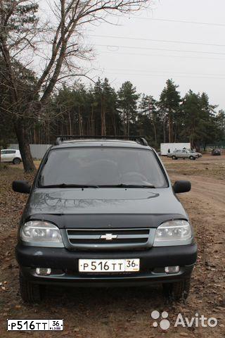 Фото автомобиля CHEVROLET NIVA, 2005 — госномер Е555ХА97. Цвет: ТЕМНО-СЕРЫЙ МЕТ.
