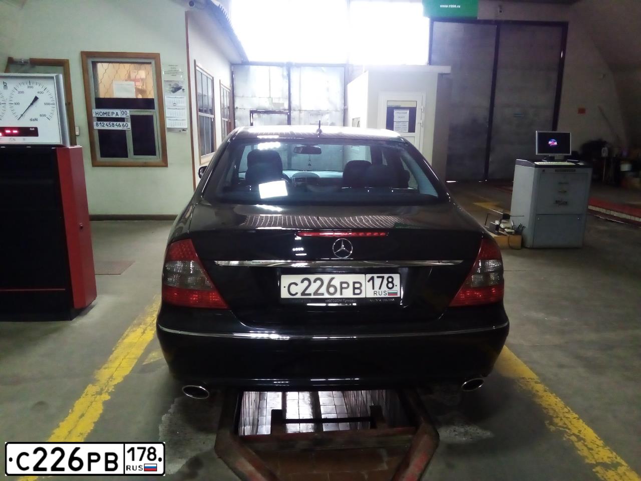 Фото автомобиля MERCEDES E-KLASSE, 2007 — госномер О685ХС178. Цвет: ЧЕРНЫЙ