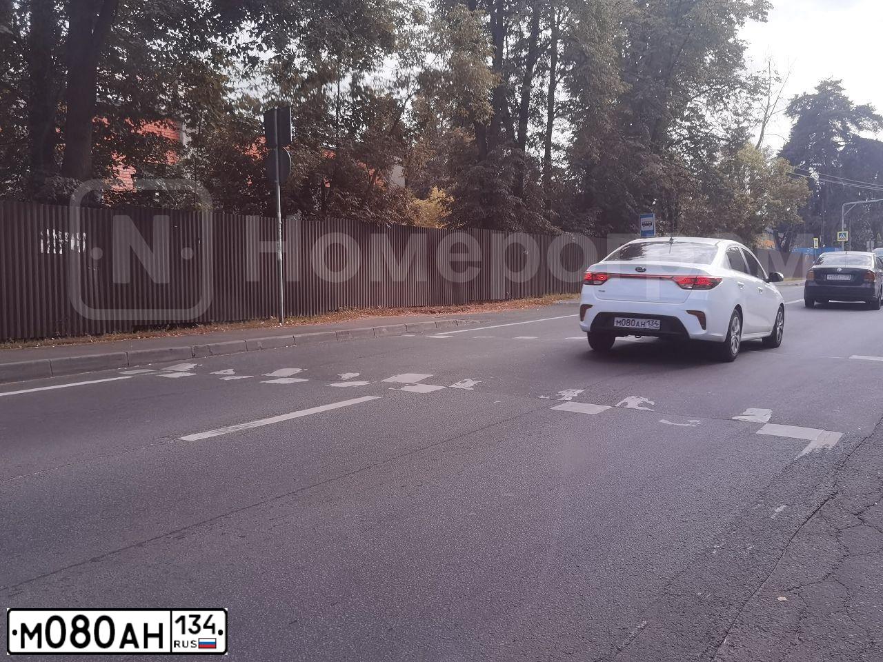 Фото автомобиля KIA RIO, 2019 — госномер М080АН134. Цвет: Белый
