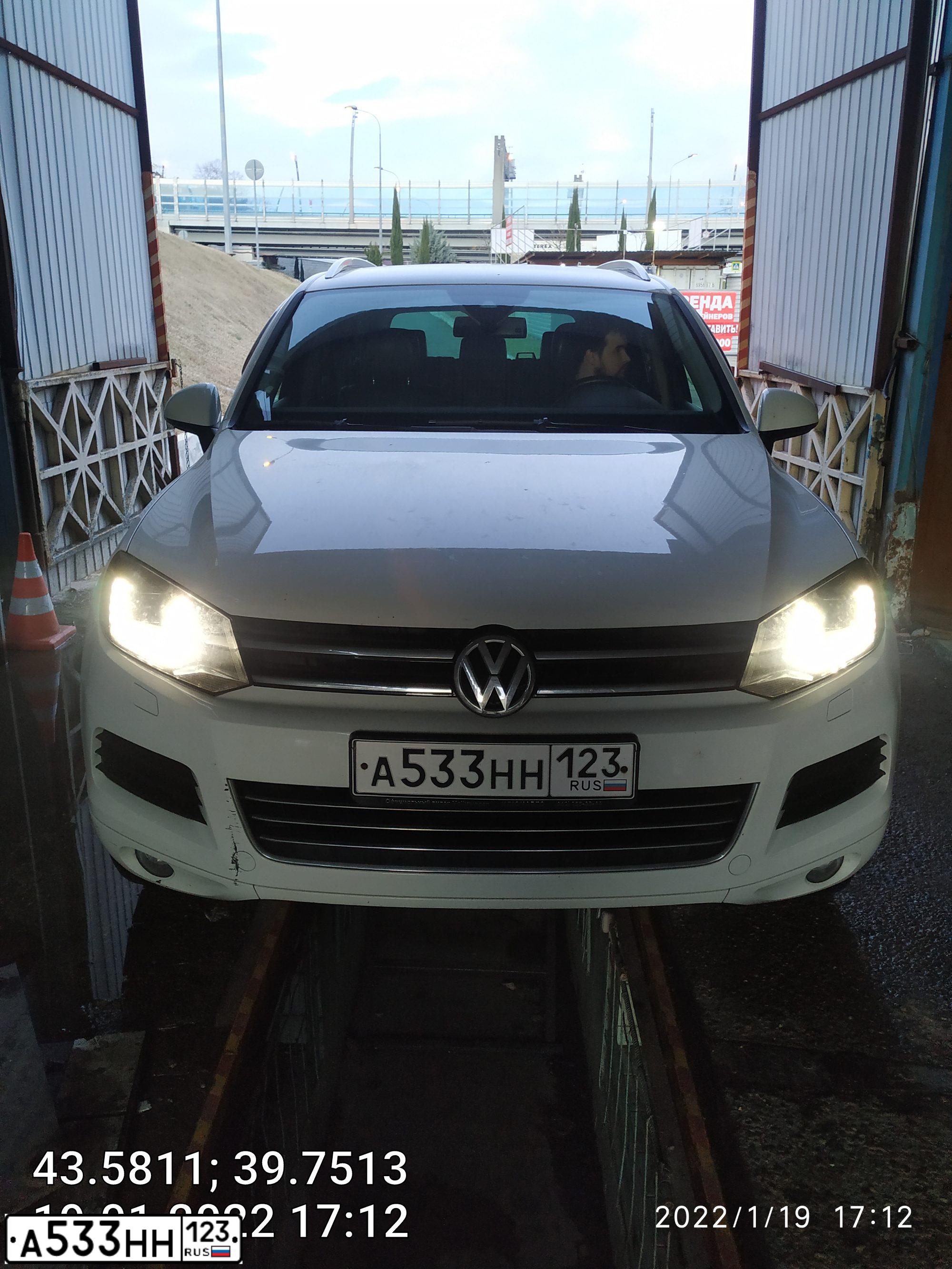 Фото автомобиля VOLKSWAGEN TOUAREG, 2013 — госномер А533НН123. Цвет: БЕЛЫЙ