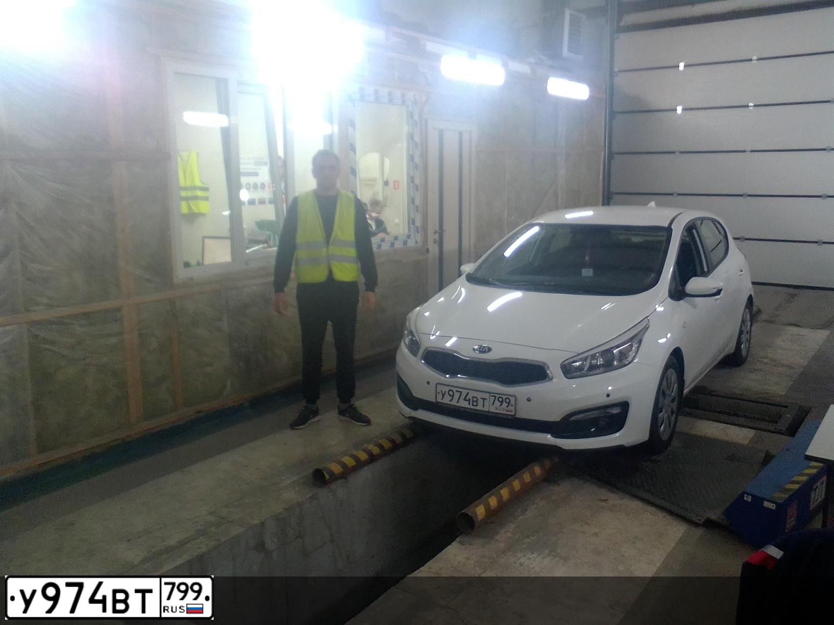 Фото автомобиля KIA CEE'D, 2018 — госномер М337ВС186. Цвет: БЕЛЫЙ