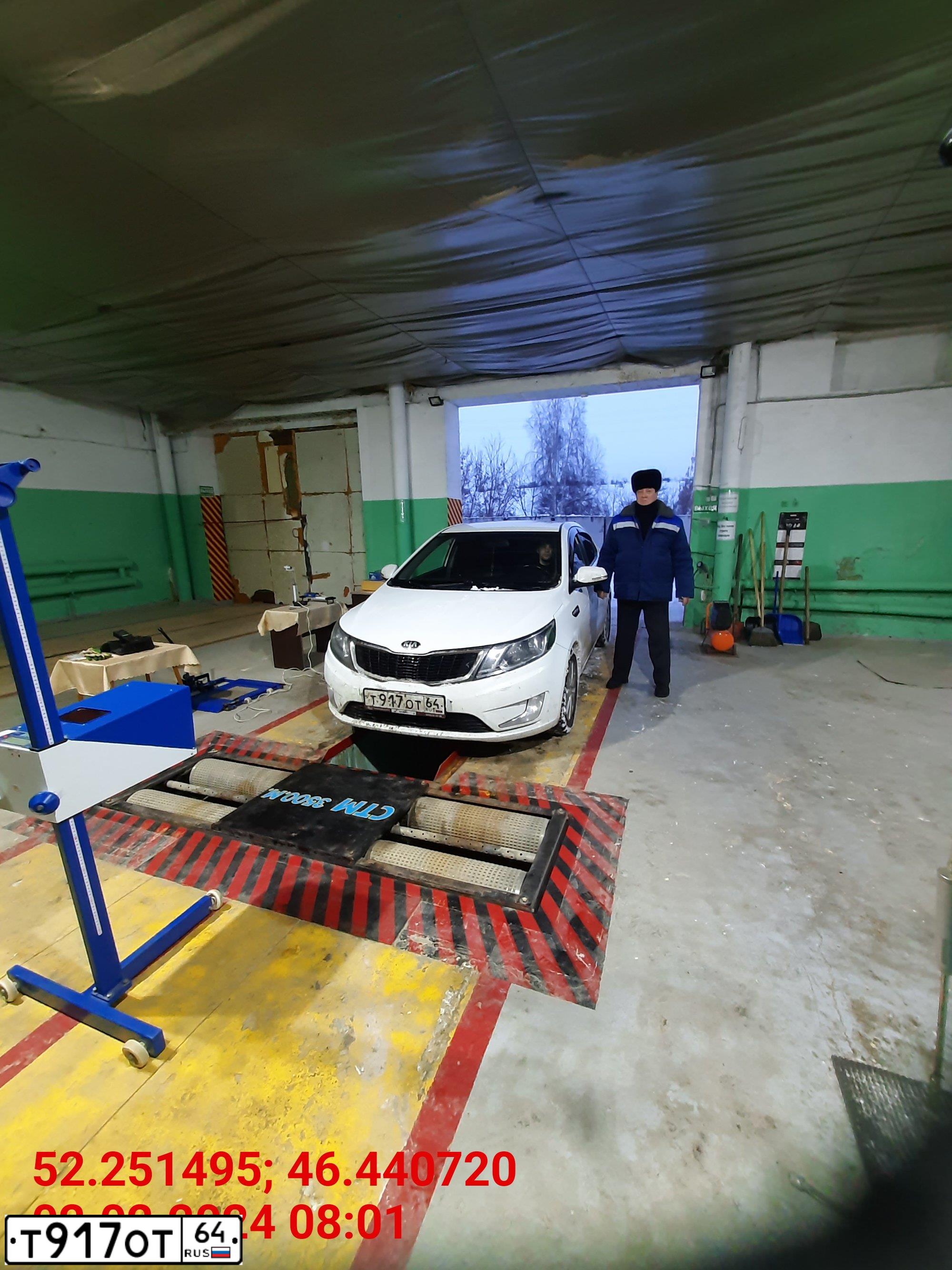 Фото автомобиля KIA RIO, 2013 — госномер Т917ОТ64. Цвет: Белый
