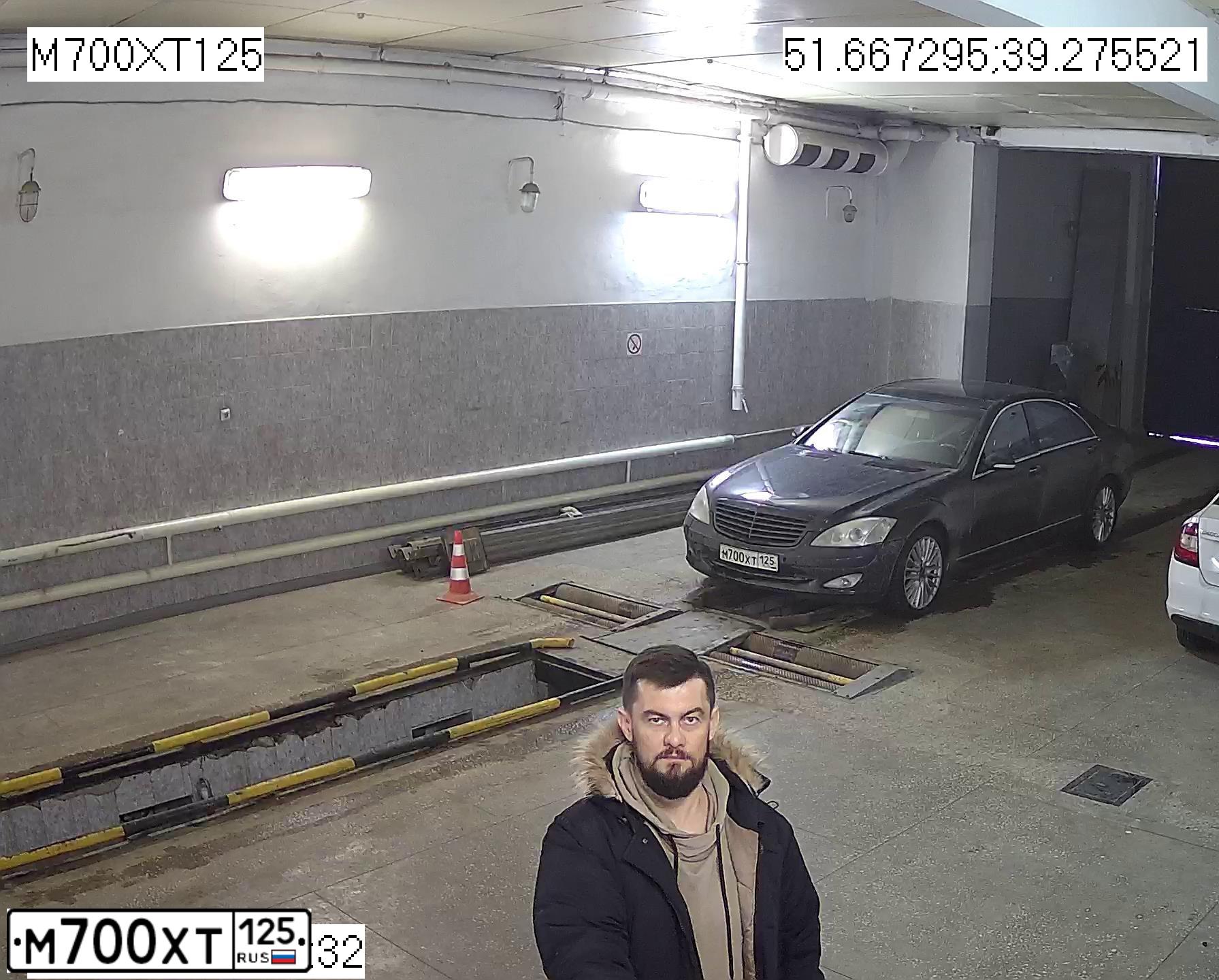 Фото автомобиля MERCEDES-BENZ S500, 2007 — госномер У132НН48. Цвет: ЧЕРНЫЙ