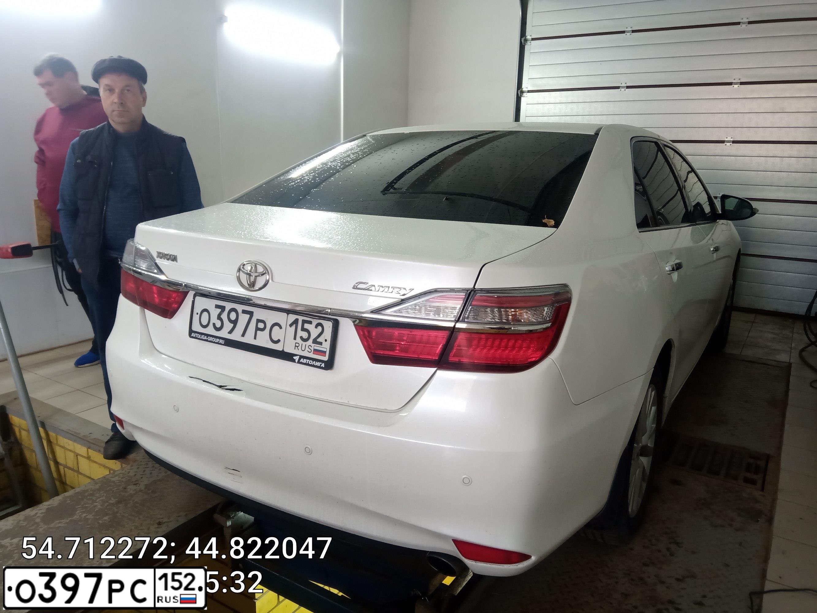Фото автомобиля TOYOTA CAMRY, 2015 — госномер У649УВ152. Цвет: БЕЛЫЙ