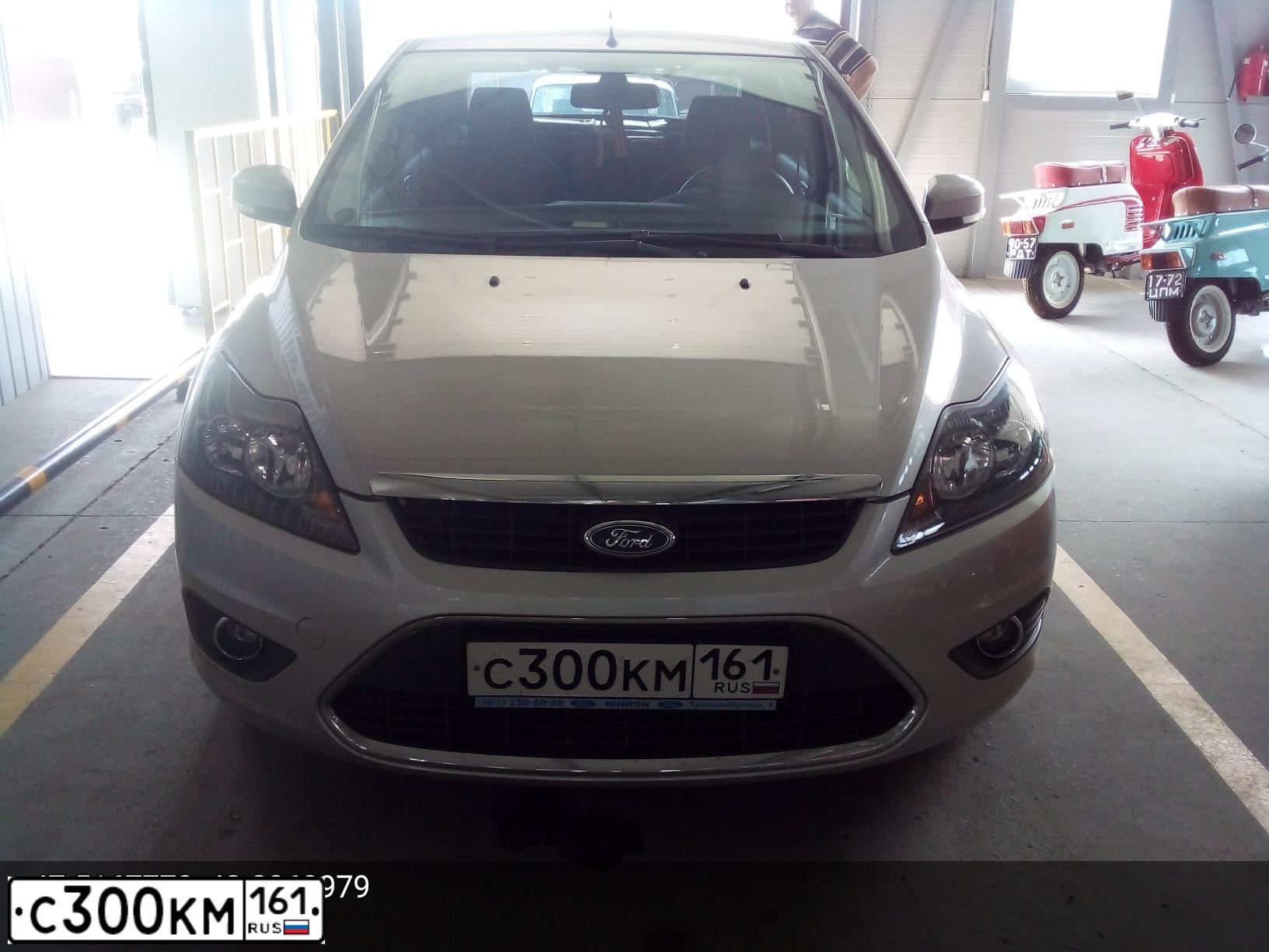 Фото автомобиля FORD FOCUS, 2010 — госномер С300КМ161. Цвет: СЕРО-БЕЛЫЙ