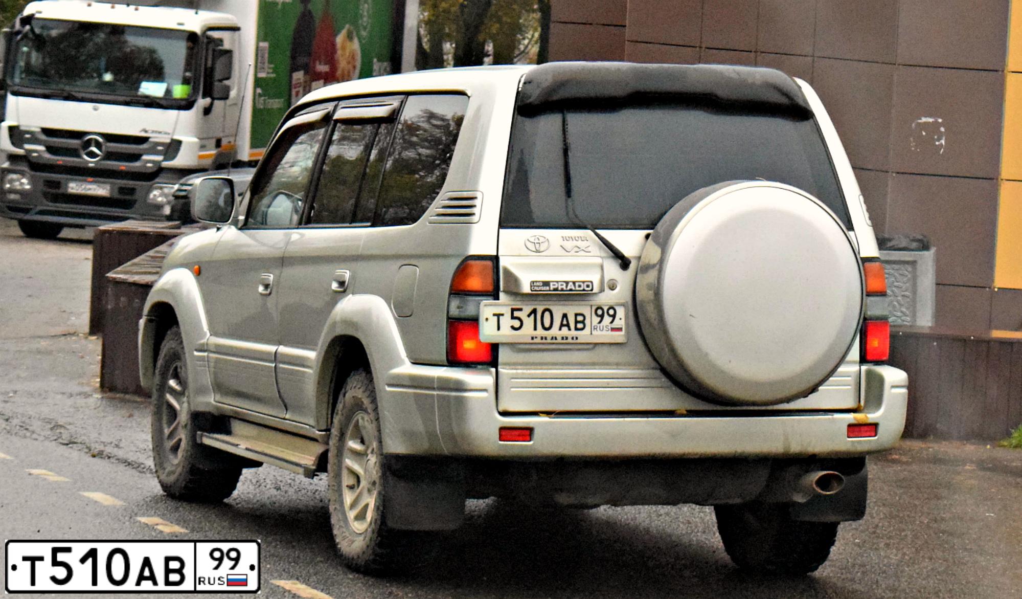 Фото автомобиля TOYOTA LANDCRUISER, 1999 — госномер Т510АВ99. Цвет: СЕРЫЙ СВЕТЛЫЙ