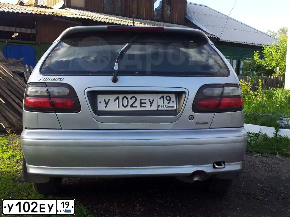 Фото автомобиля NISSAN ALMERA, 1998 — госномер У680МЕ124. Цвет: СЕРЫЙ