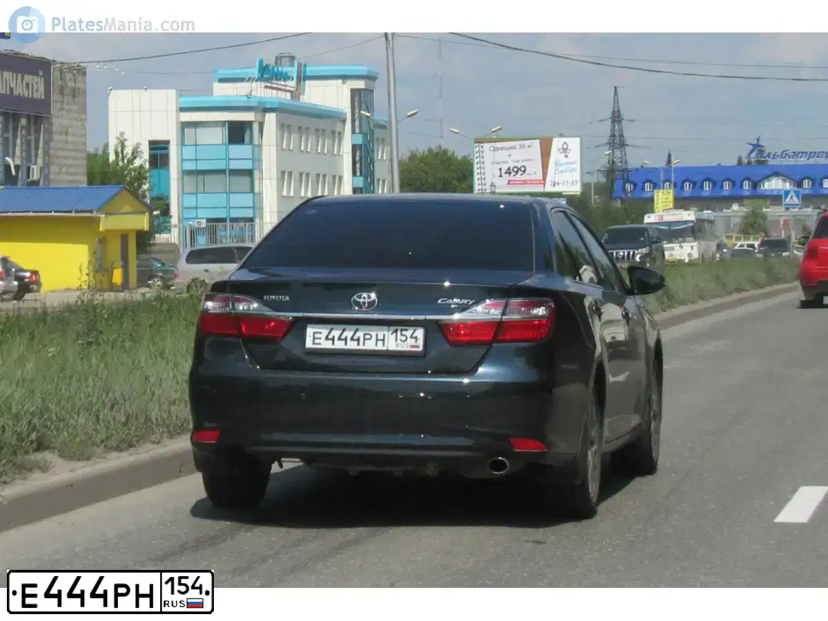 Фото автомобиля TOYOTA CAMRY, 2015 — госномер Р139РТ154. Цвет: ТЕМНО СЕРЫЙ МЕТАЛЛИК
