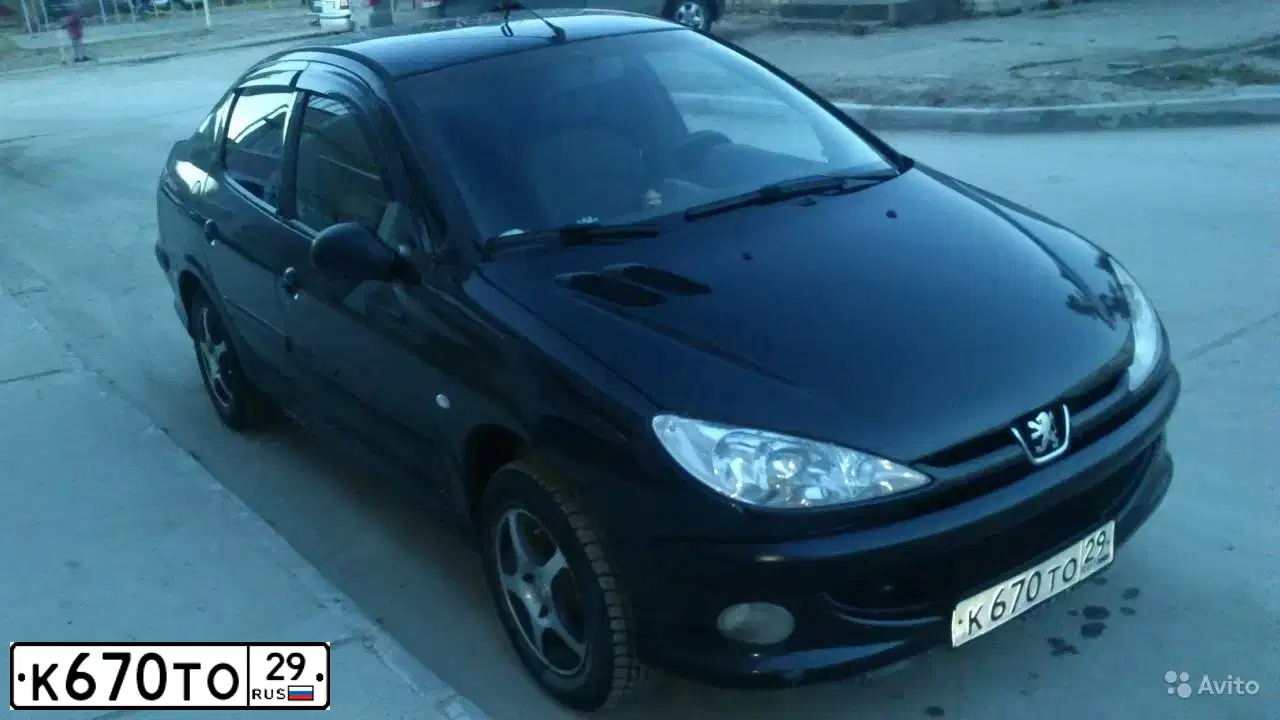 Фото автомобиля RENAULT LOGAN, 2005 — госномер К670ТМ29. Цвет: СЕРЫЙ