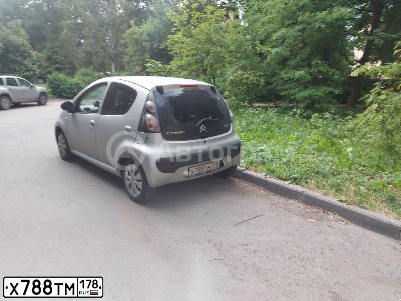 Фото автомобиля CITROEN C1, 2010 — госномер Е330ЕЕ178. Цвет: Серебристый