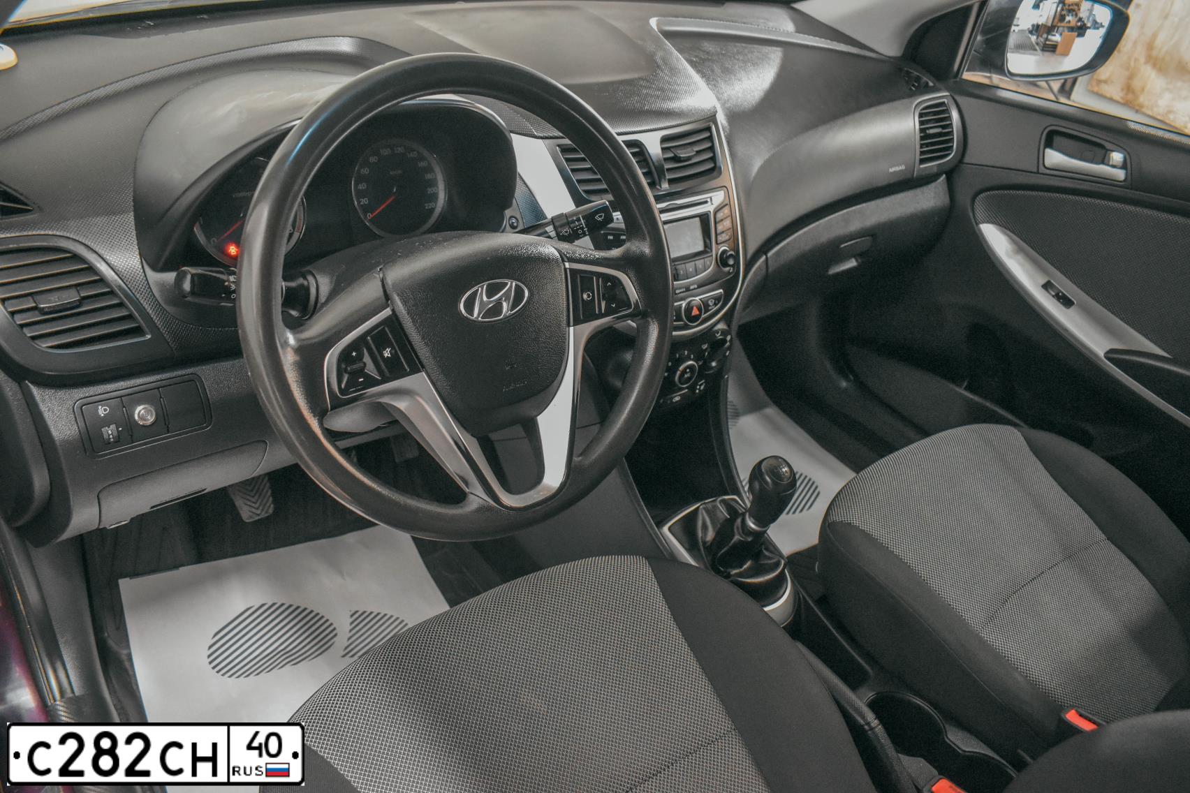 Фото автомобиля HYUNDAI SOLARIS, 2012 — госномер Р195УВ40. Цвет: ФИОЛЕТОВЫЙ