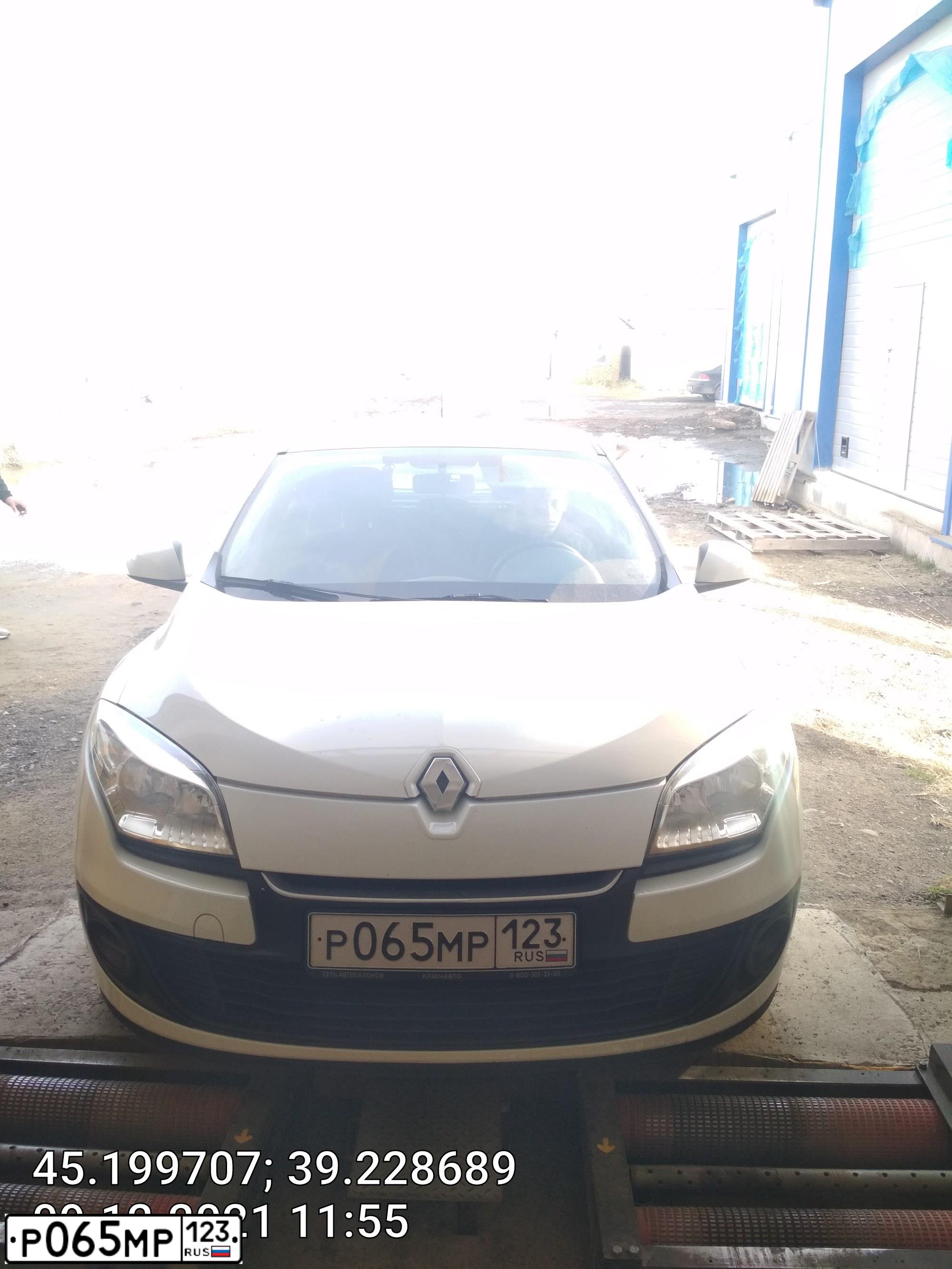 Фото автомобиля RENAULT MEGANE, 2013 — госномер Р065МР123. Цвет: Белый