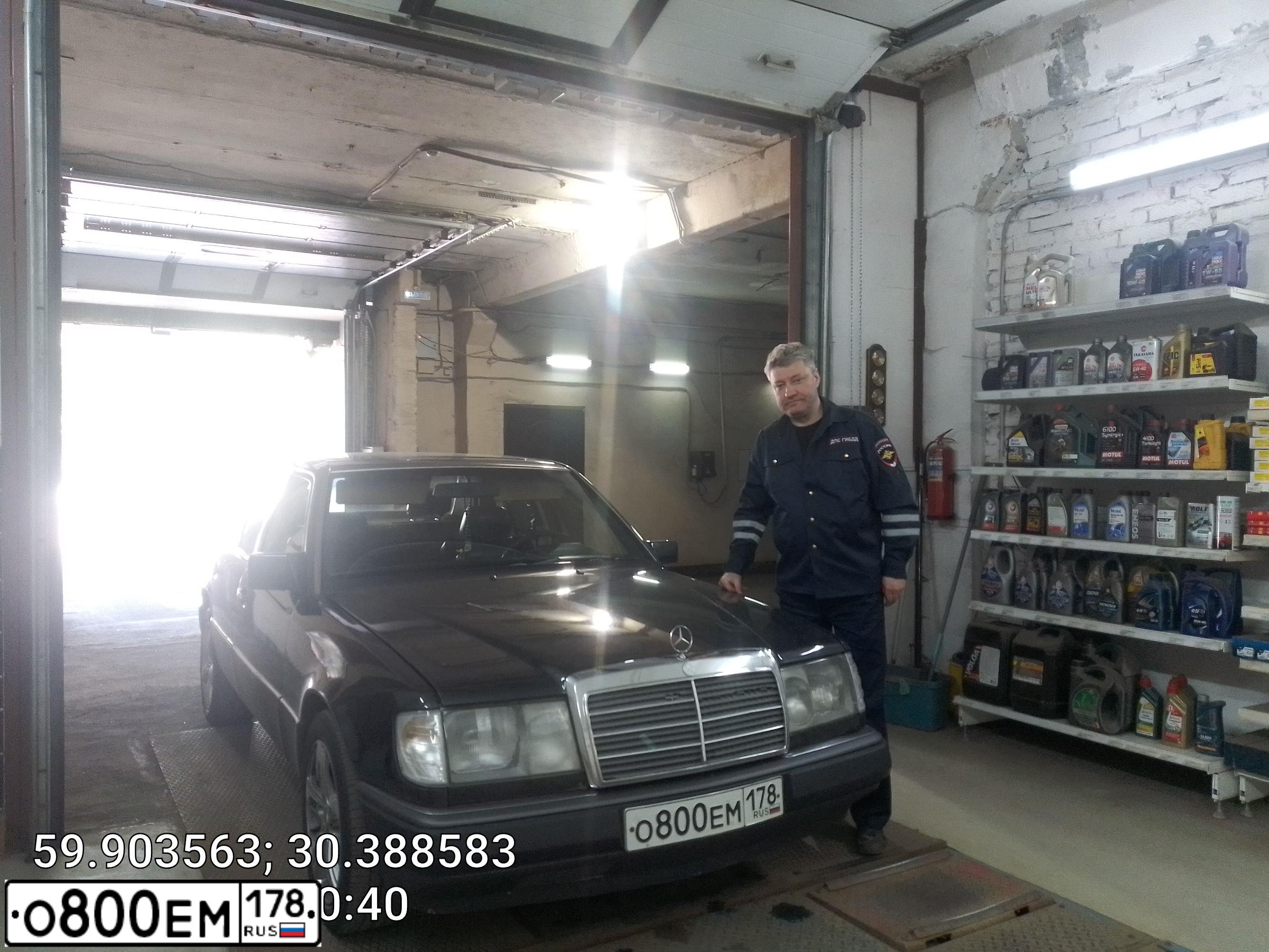 Фото автомобиля MERCEDES E-KLASSE, 1992 — госномер О800ЕМ178. Цвет: ЧЕРНЫЙ