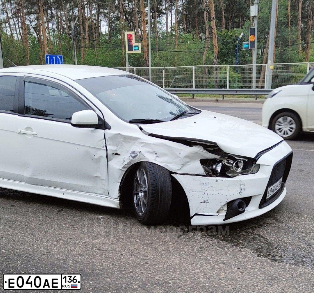 Фото автомобиля MITSUBISHI LANCER, 2007 — госномер Е040АЕ136. Цвет: БЕЛЫЙ