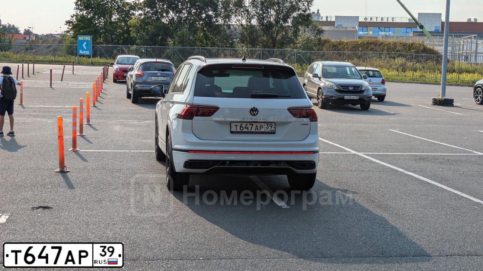 Фото автомобиля VOLKSWAGEN TIGUAN, 2021 — госномер Т647АР39. Цвет: Белый