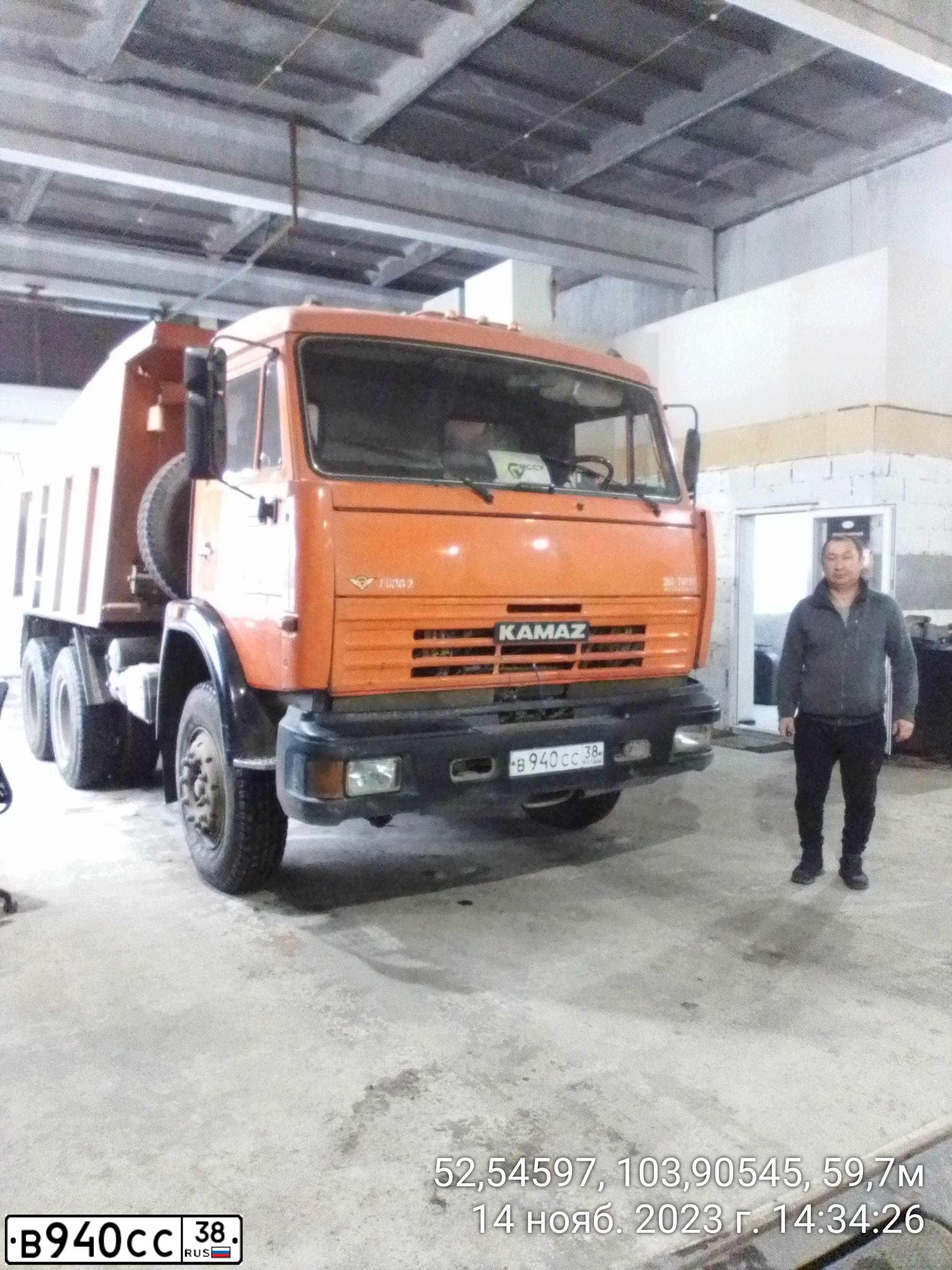 Фото автомобиля KAMAZ 65115 /6X4/, 2008 — госномер В940СС38. Цвет: ОРАНЖЕВЫЙ