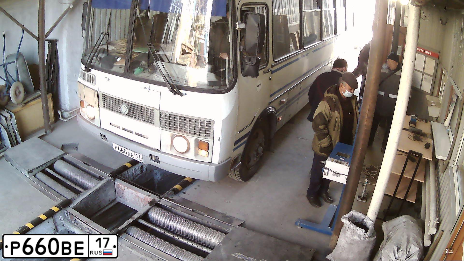 Фото автомобиля PAZ 4234, 2010 — госномер Р660ВЕ17. Цвет: Белый