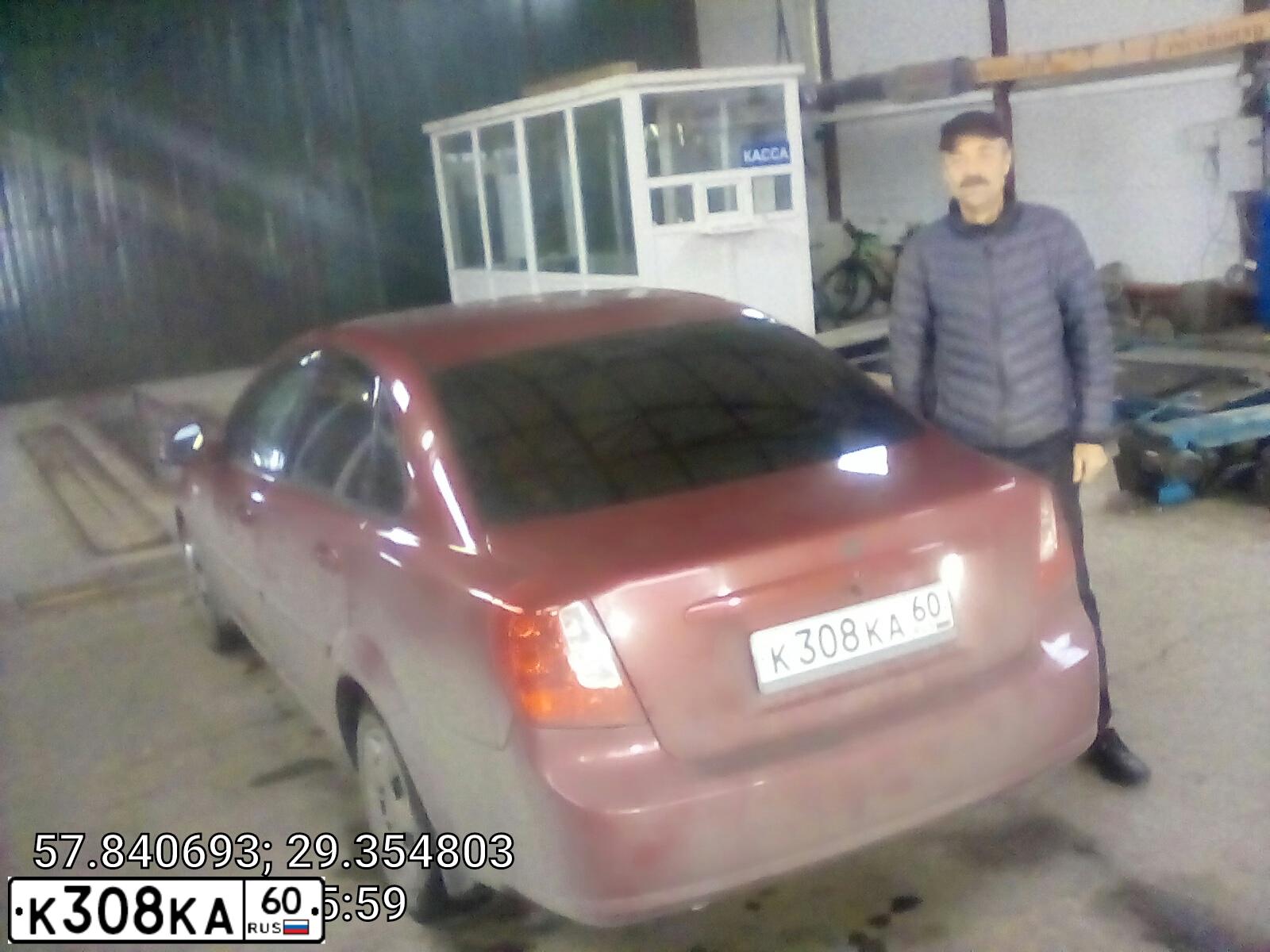 Фото автомобиля CHEVROLET LACETTI, 2012 — госномер К308КА60. Цвет: Красный
