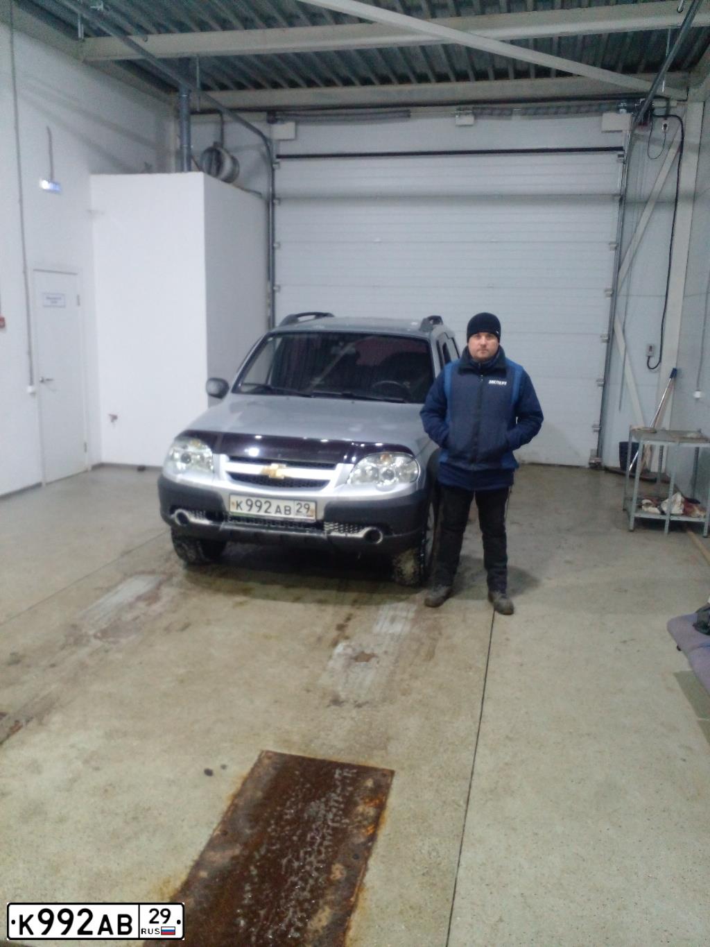 Фото автомобиля CHEVROLET NIVA, 2011 — госномер К992АВ29. Цвет: СЕРЕБРИСТЫЙ