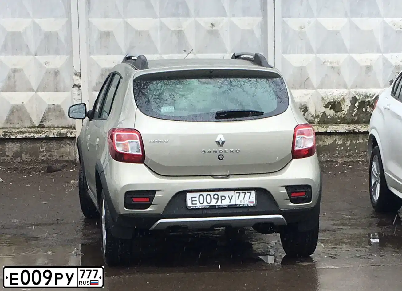 Фото автомобиля RENAULT SANDERO, 2016 — госномер Е009РУ777. Цвет: БЕЖЕВЫЙ