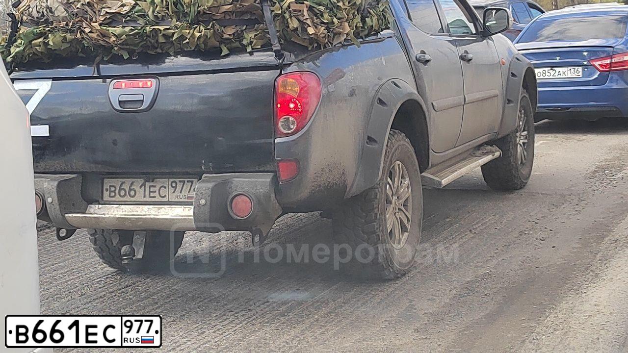 Фото автомобиля MITSUBISHI L 200, 2008 — госномер У556ММ55. Цвет: ТЕМНО СЕРЫЙ