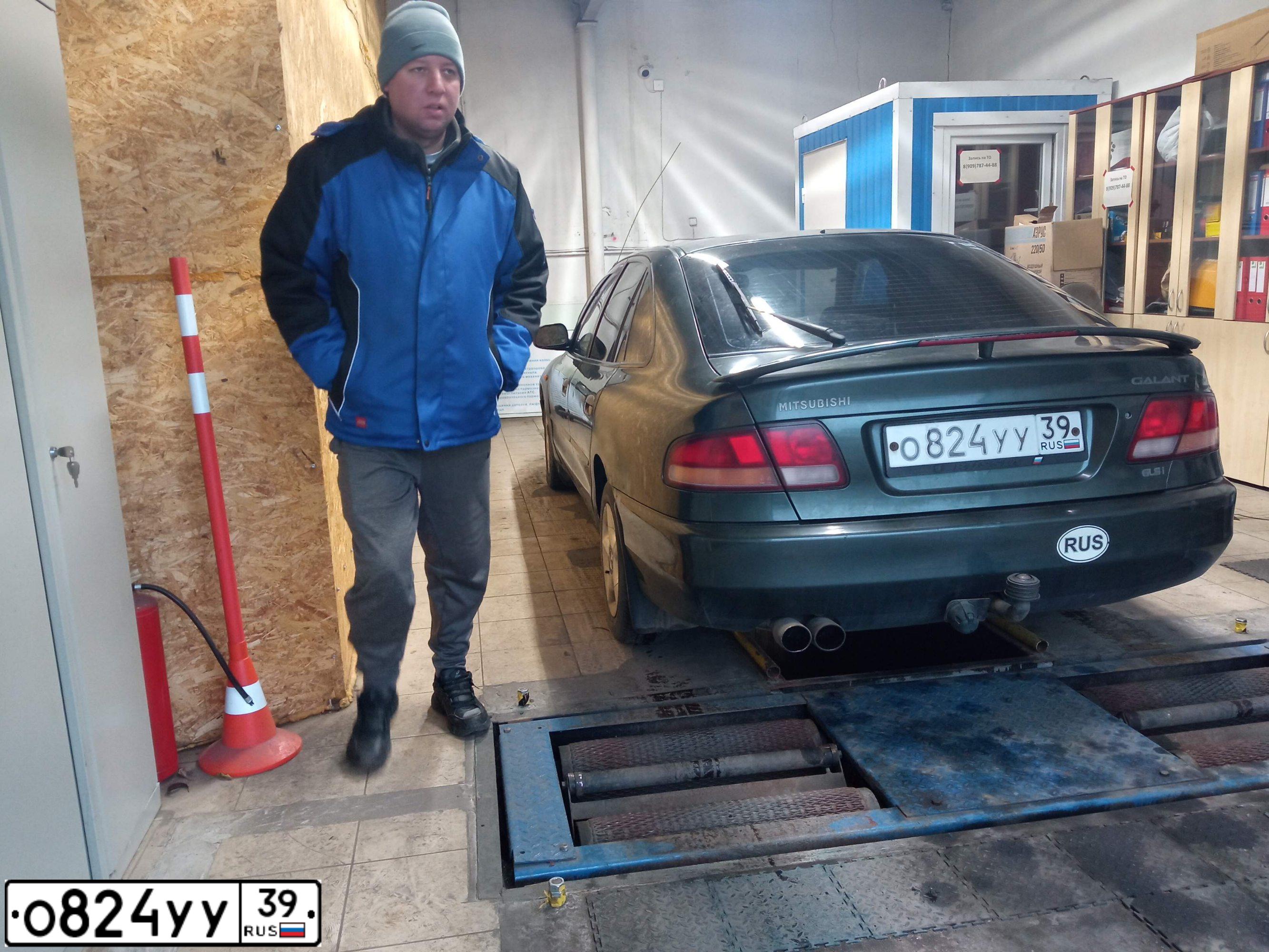 Фото автомобиля MITSUBISHI GALANT, 1994 — госномер О824УУ39. Цвет: ТЕМНО-ЗЕЛЕНЫЙ