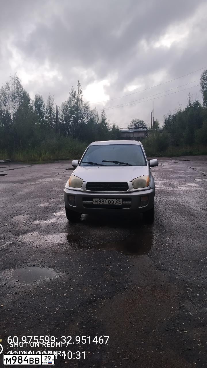 Фото автомобиля TOYOTA RAV4, 2000 — госномер Н355АМ10. Цвет: Серебристый