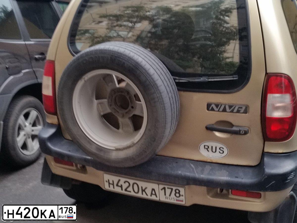 Фото автомобиля CHEVROLET NIVA, 2006 — госномер Е846ВК178. Цвет: БЕЖЕВЫЙ МЕТАЛЛИК