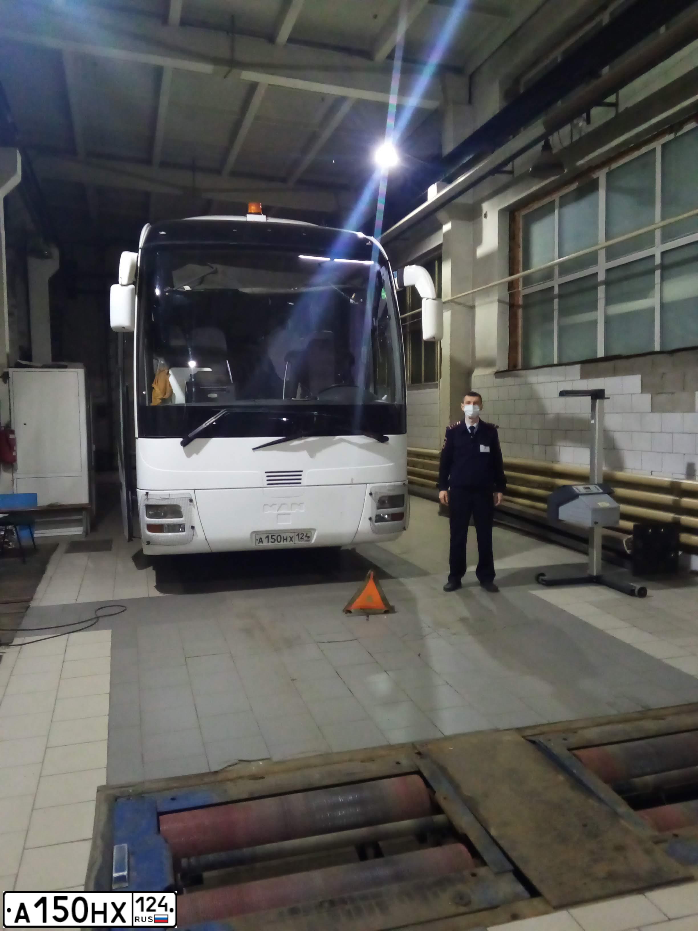 Фото автомобиля MAN LIONS COACH, 2002 — госномер А150НХ124. Цвет: Белый