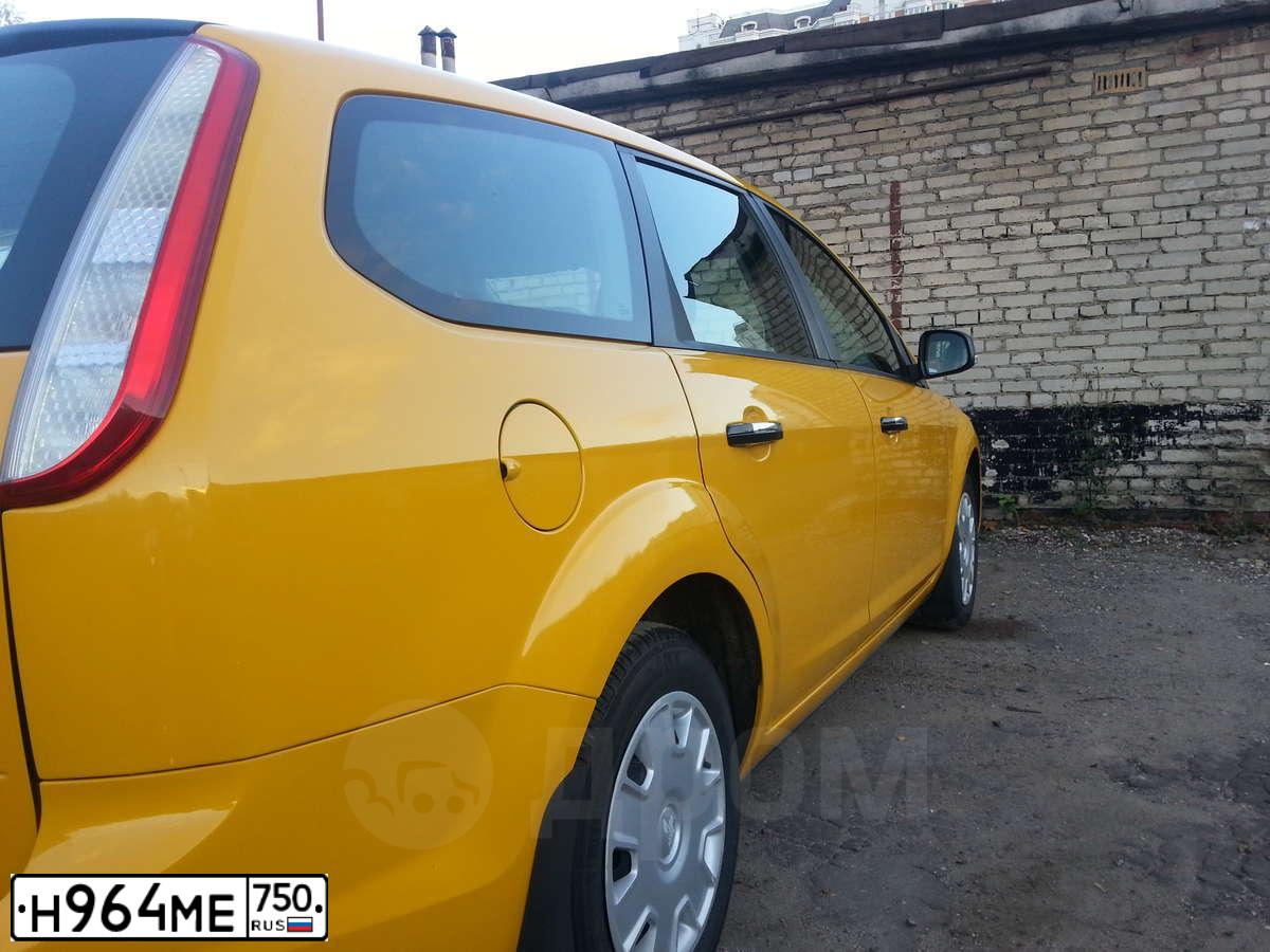 Фото автомобиля FORD FOCUS, 2011 — госномер Е256СА702. Цвет: ЖЁЛТЫЙ