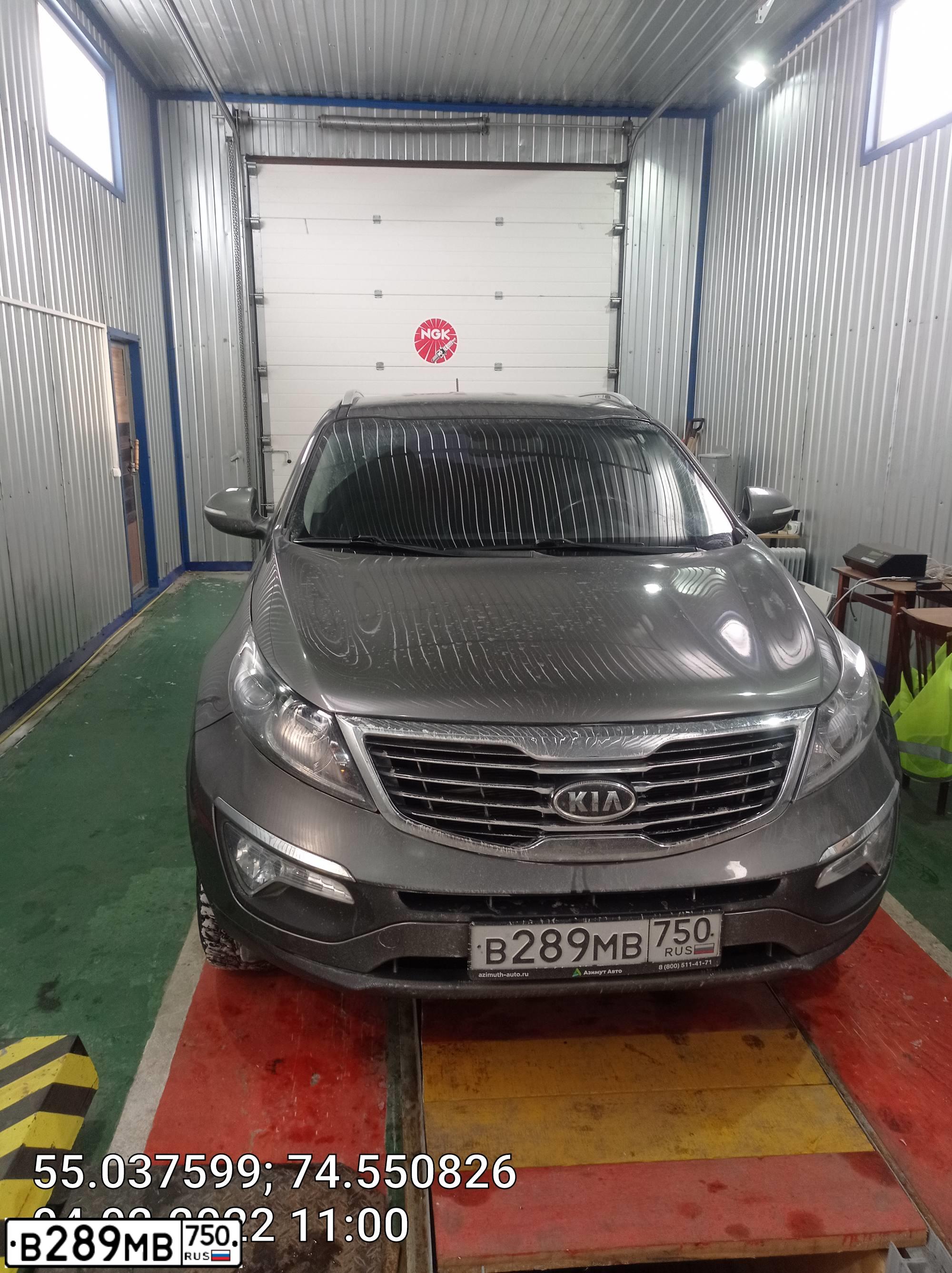 Фото автомобиля KIA SPORTAGE, 2011 — госномер Х371ЕС55. Цвет: Серебристо светло серый