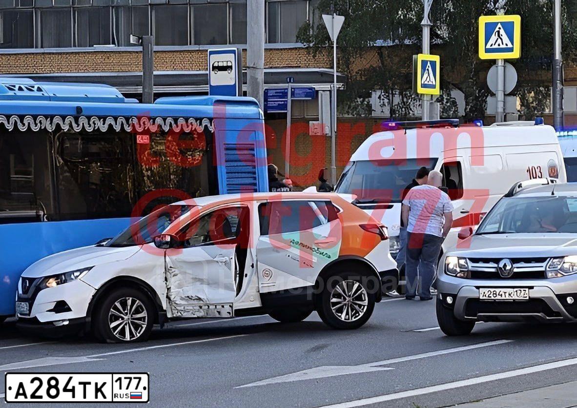 Фото автомобиля RENAULT DUSTER, 2016 — госномер А284ТК177. Цвет: СВЕТЛО-СЕРЫЙ