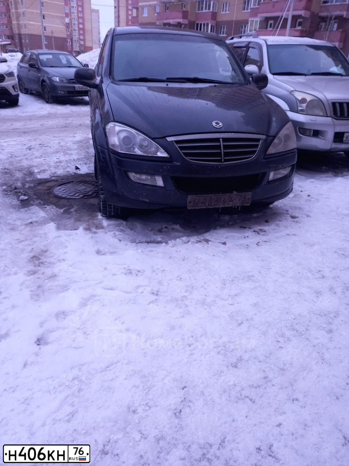 Фото автомобиля SSANGYONG KYRON, 2012 — госномер Н406КН76. Цвет: СЕРЫЙ