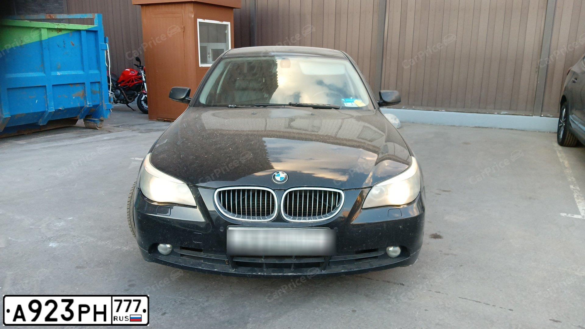 Фото автомобиля BMW SERIE 5, 2004 — госномер Р999ЕР150. Цвет: ЧЕРНЫЙ