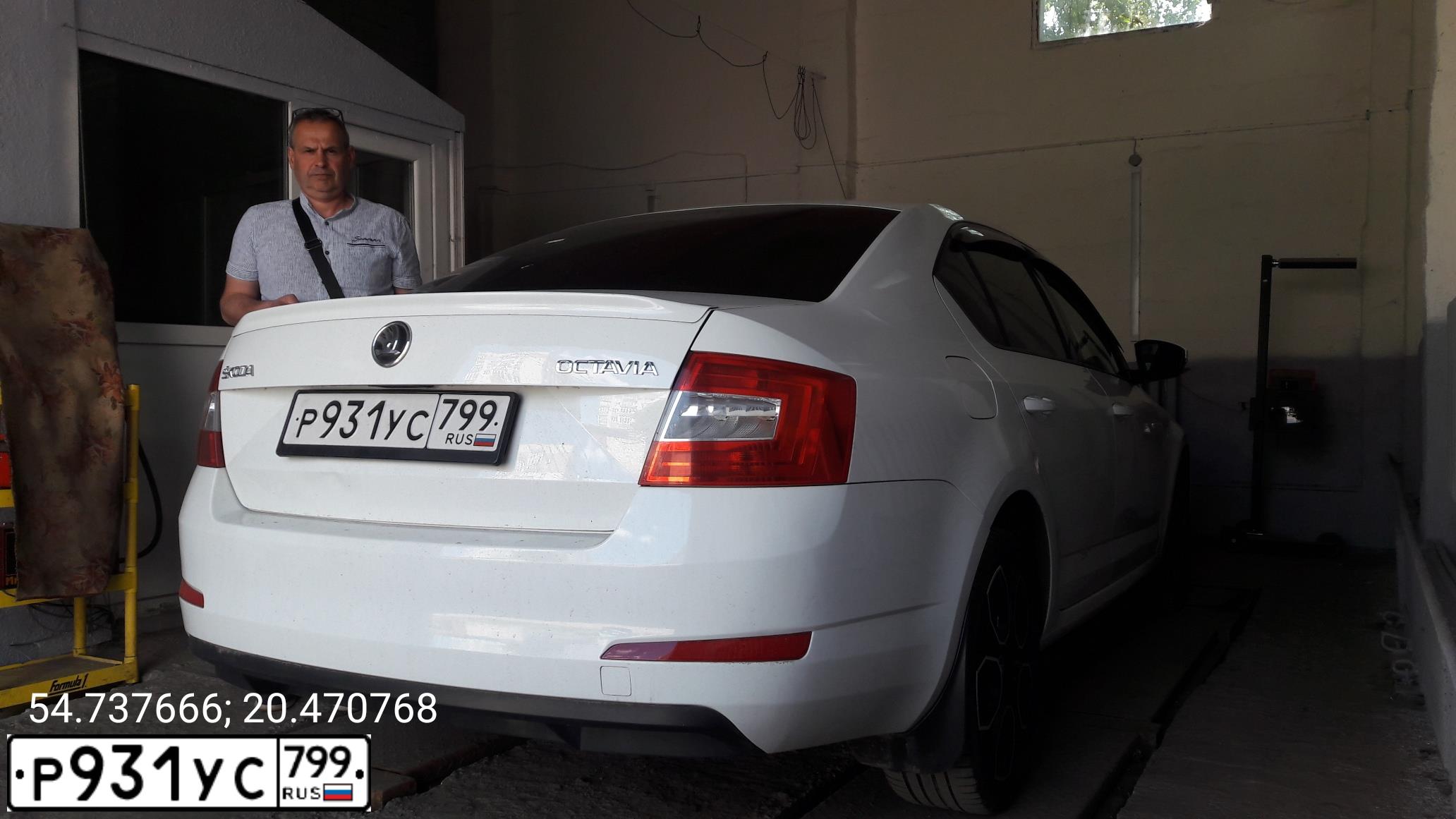 Фото автомобиля ШКОДА OCTAVIA, 2015 — госномер С100ТВ39. Цвет: БЕЛЫЙ