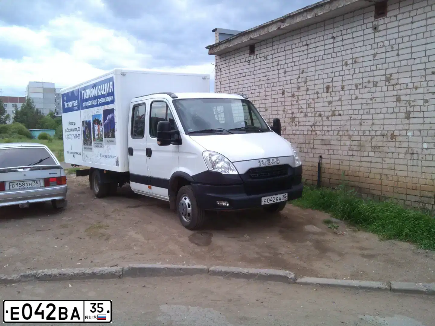 Фото автомобиля IVECO DAILY, 2013 — госномер Е042ВА35. Цвет: БЕЛЫЙ