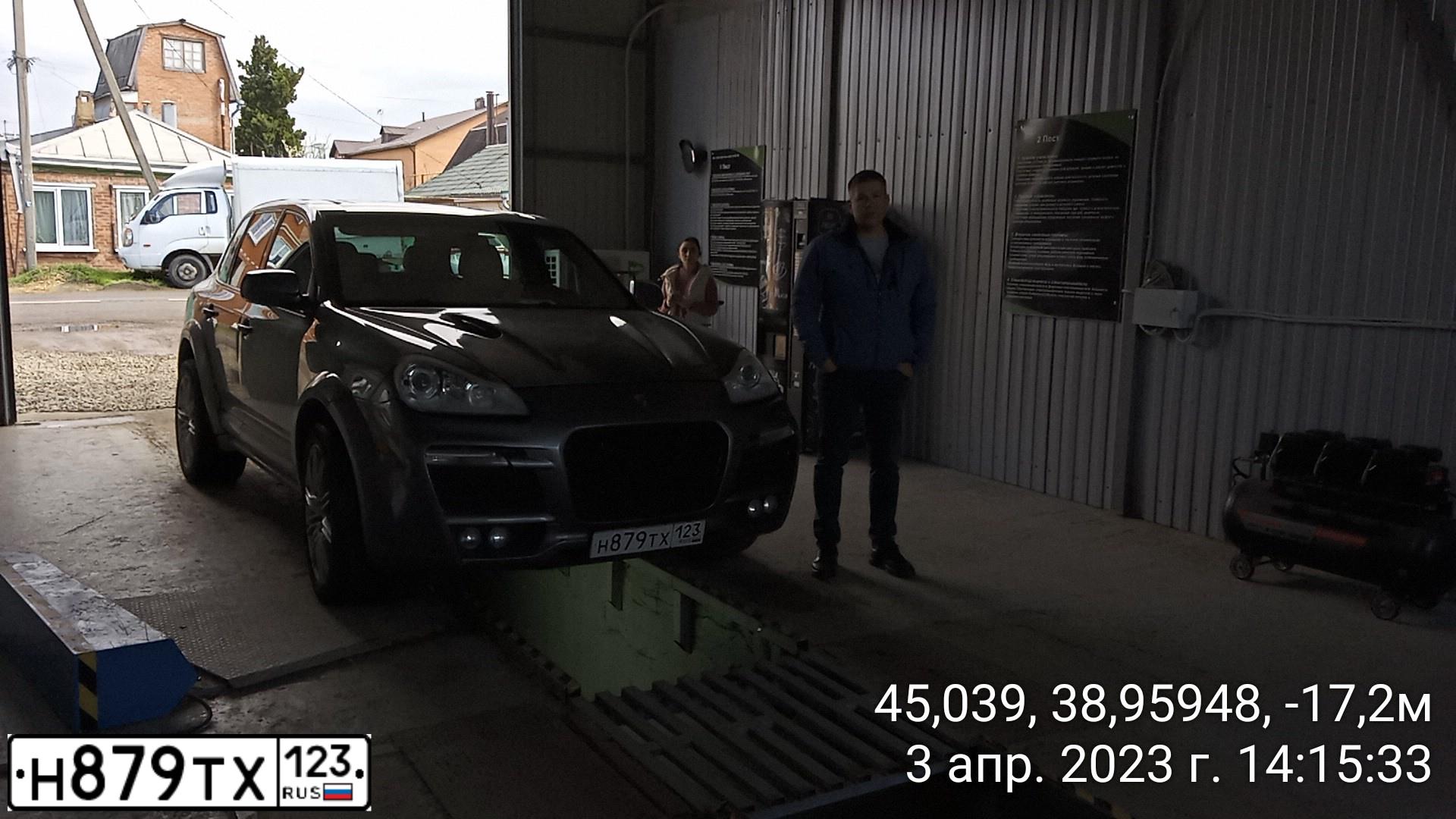 Фото автомобиля PORSCHE CAYENNE, 2008 — госномер Н879ТХ123. Цвет: СЕРЫЙ