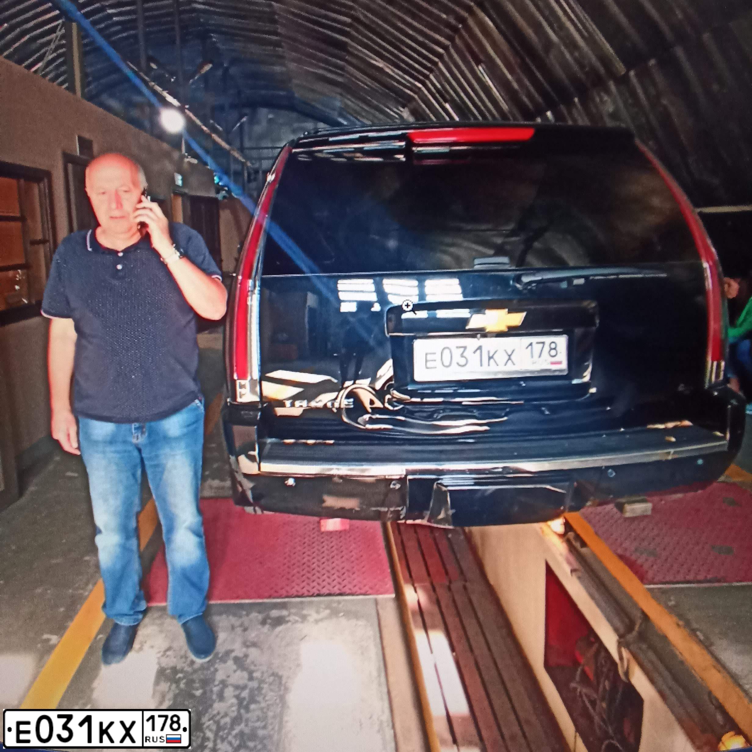 Фото автомобиля CHEVROLET TAHOE, 2011 — госномер Е031КХ178. Цвет: ЧЕРНЫЙ