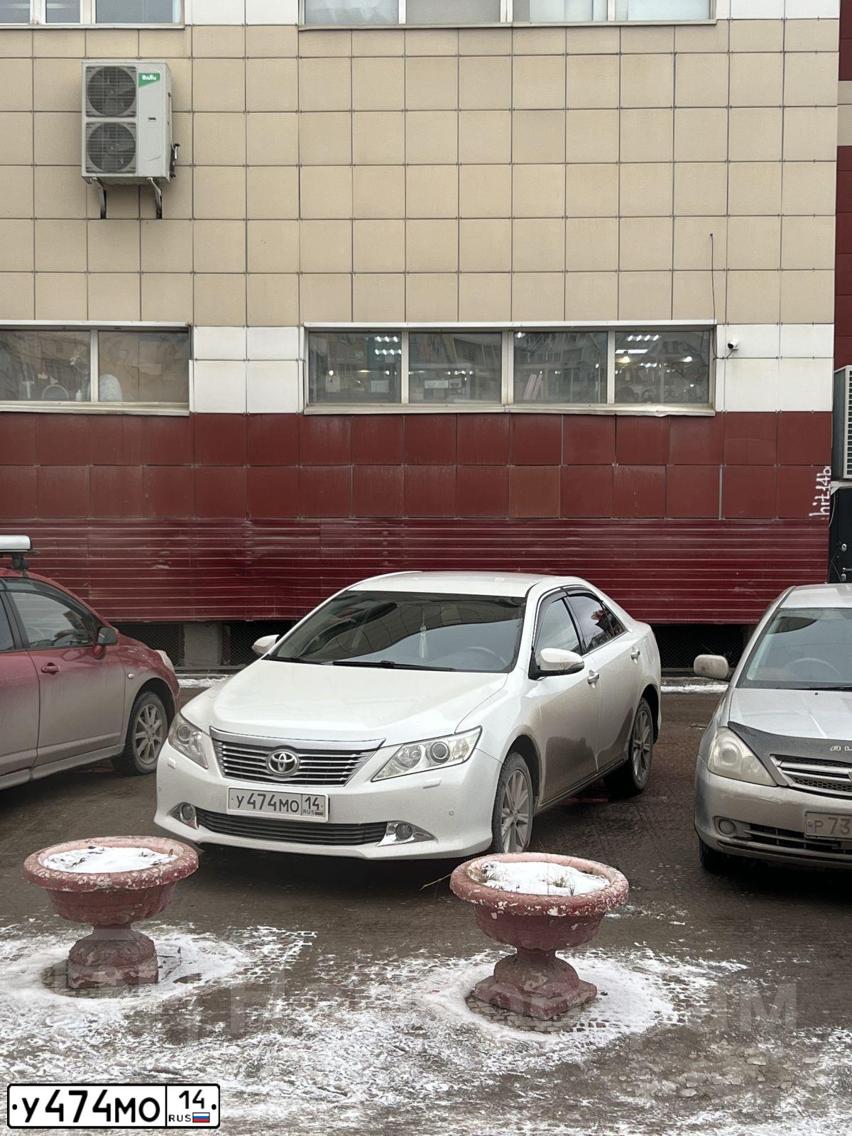 Фото автомобиля TOYOTA CAMRY, 2011 — госномер У375ВМ138. Цвет: Белый