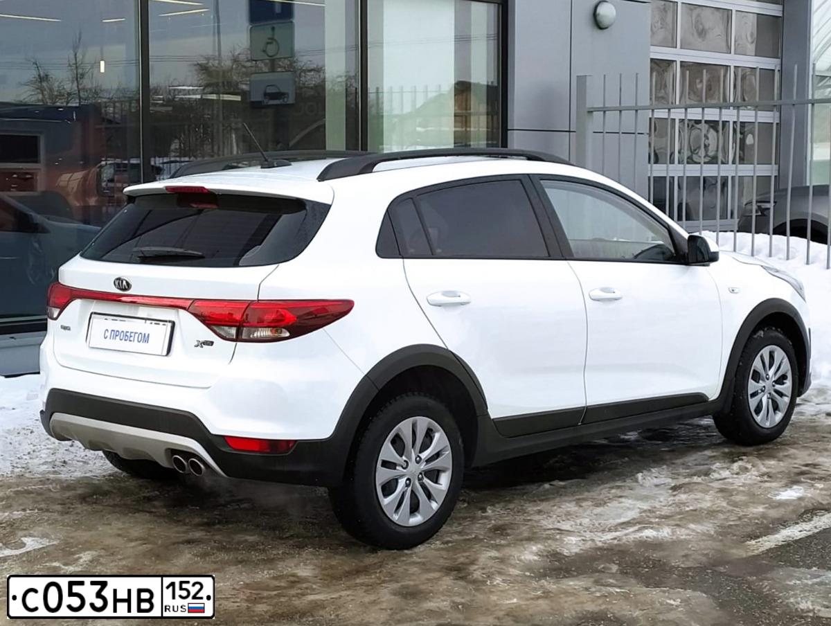 Фото автомобиля KIA RIO, 2019 — госномер А688ОЕ252. Цвет: Белый