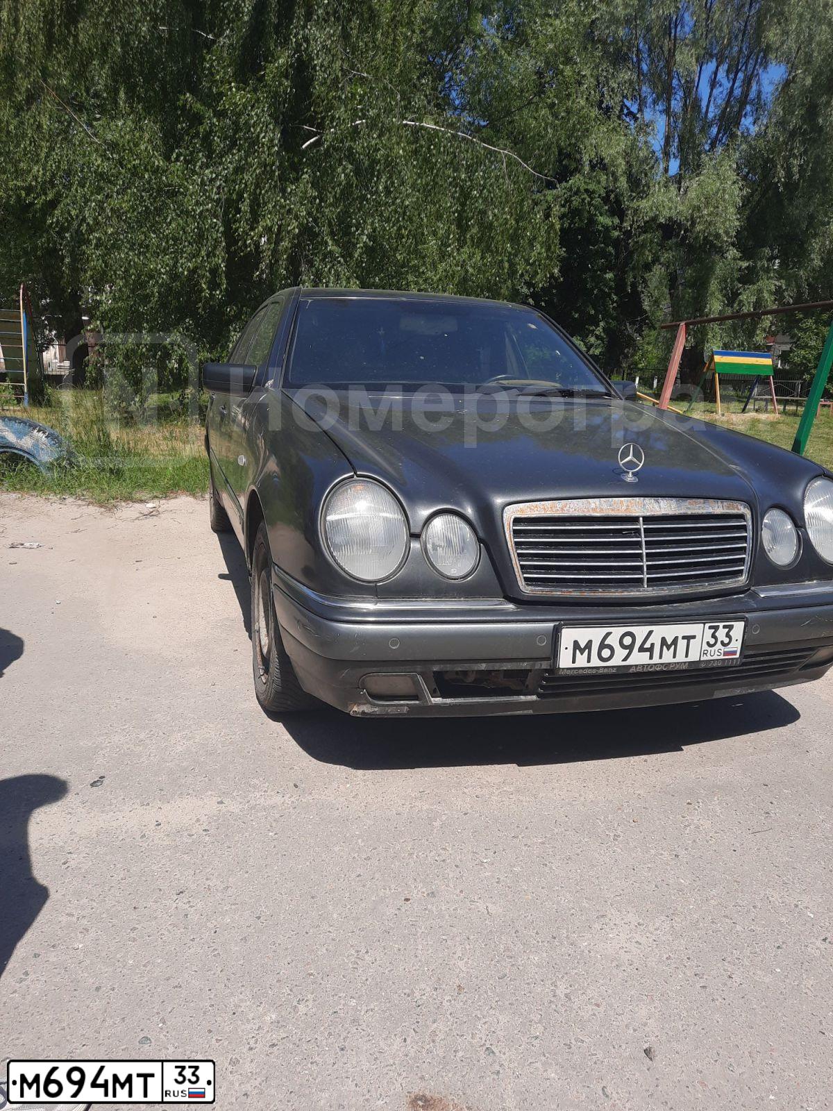 Фото автомобиля MERCEDES E-KLASSE, 1997 — госномер М694МТ33. Цвет: ЧЕРНЫЙ