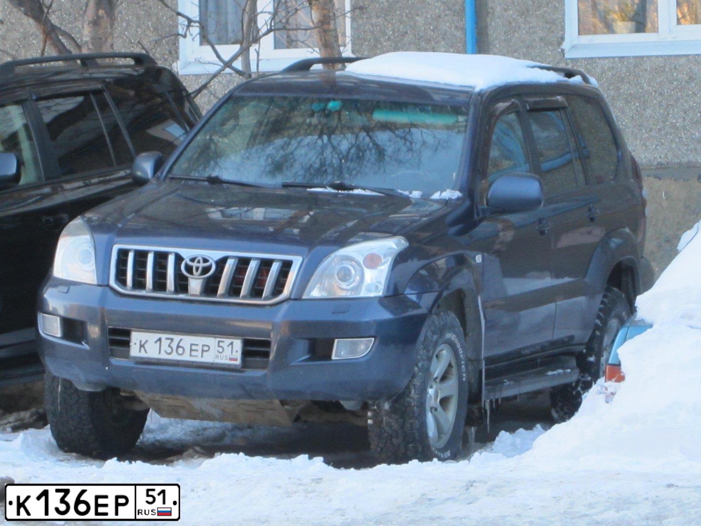 Фото автомобиля TOYOTA LAND CRUISER 120, 2003 — госномер Е707ОЕ51. Цвет: синий