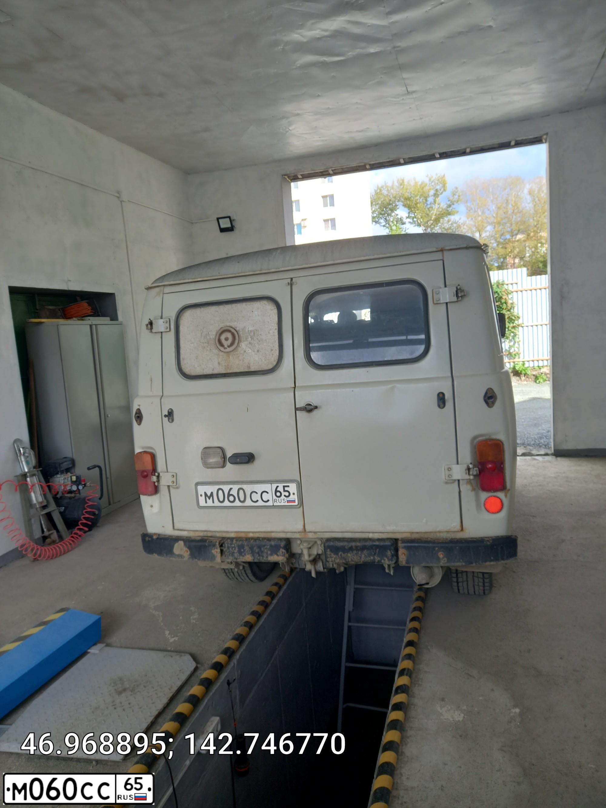 Фото автомобиля UAZ 3741, 2006 — госномер М060СС65. Цвет: БЕЛАЯ НОЧЬ